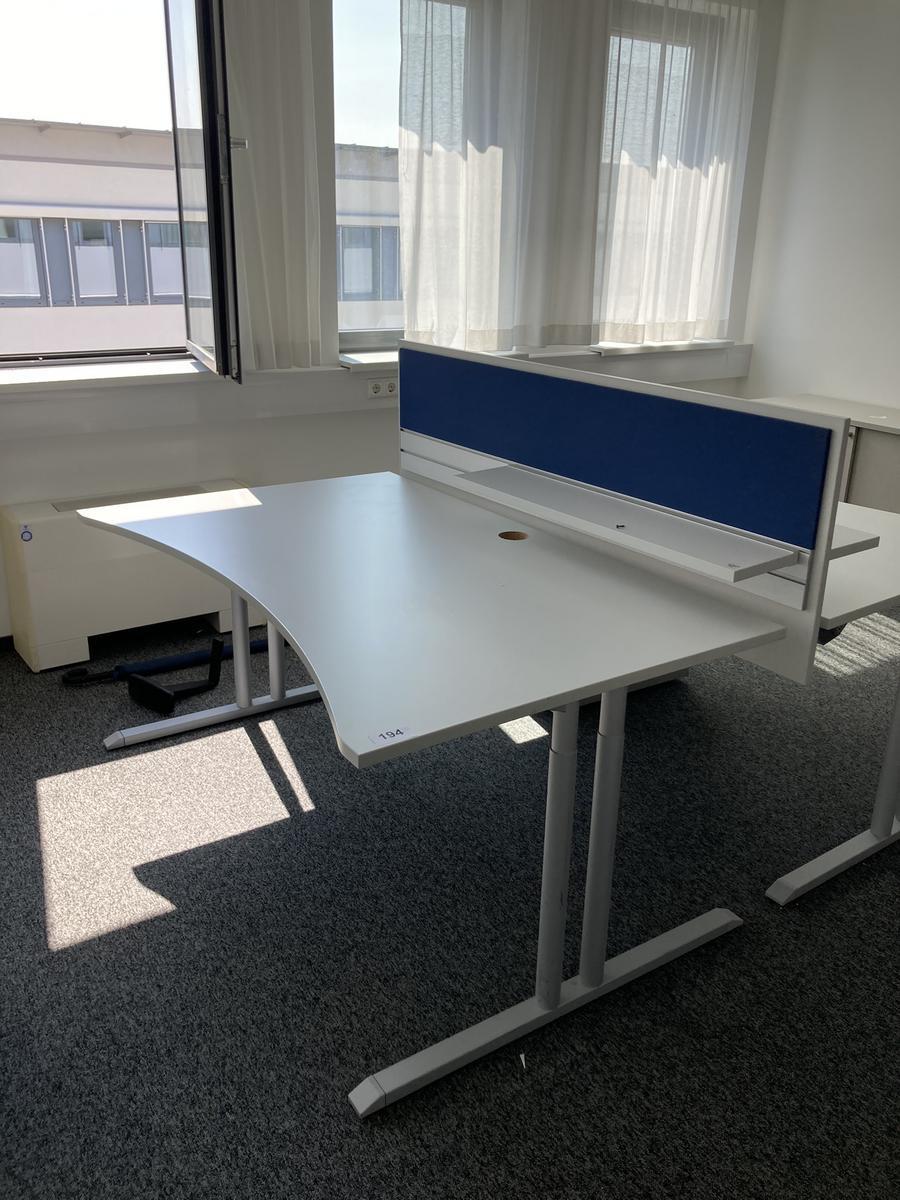 Schreibtisch ohne R&uuml;ckwand, geschwungen, Ma&szlig;e: ca. 160 x 85 x 100 cm?d=2026-07-28 18:38:20