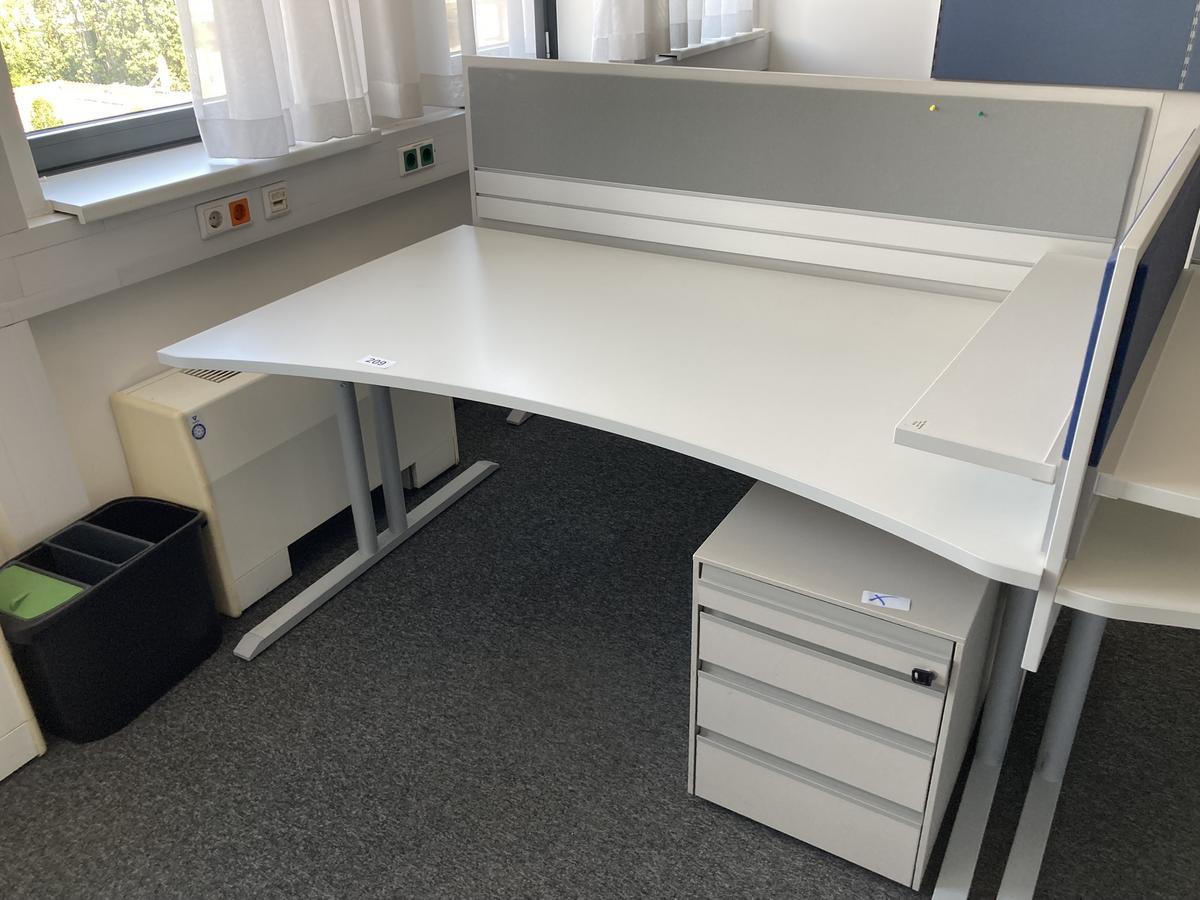 Schreibtisch mit R&uuml;ckwand, geschwungen, Ma&szlig;e: ca. 160 x 85 x 100 cm?d=2026-07-28 22:56:32