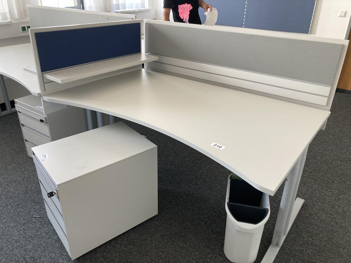 Schreibtisch mit R&uuml;ckwand, geschwungen, Ma&szlig;e: ca. 160 x 85 x 100 cm?d=2026-07-28 19:39:34