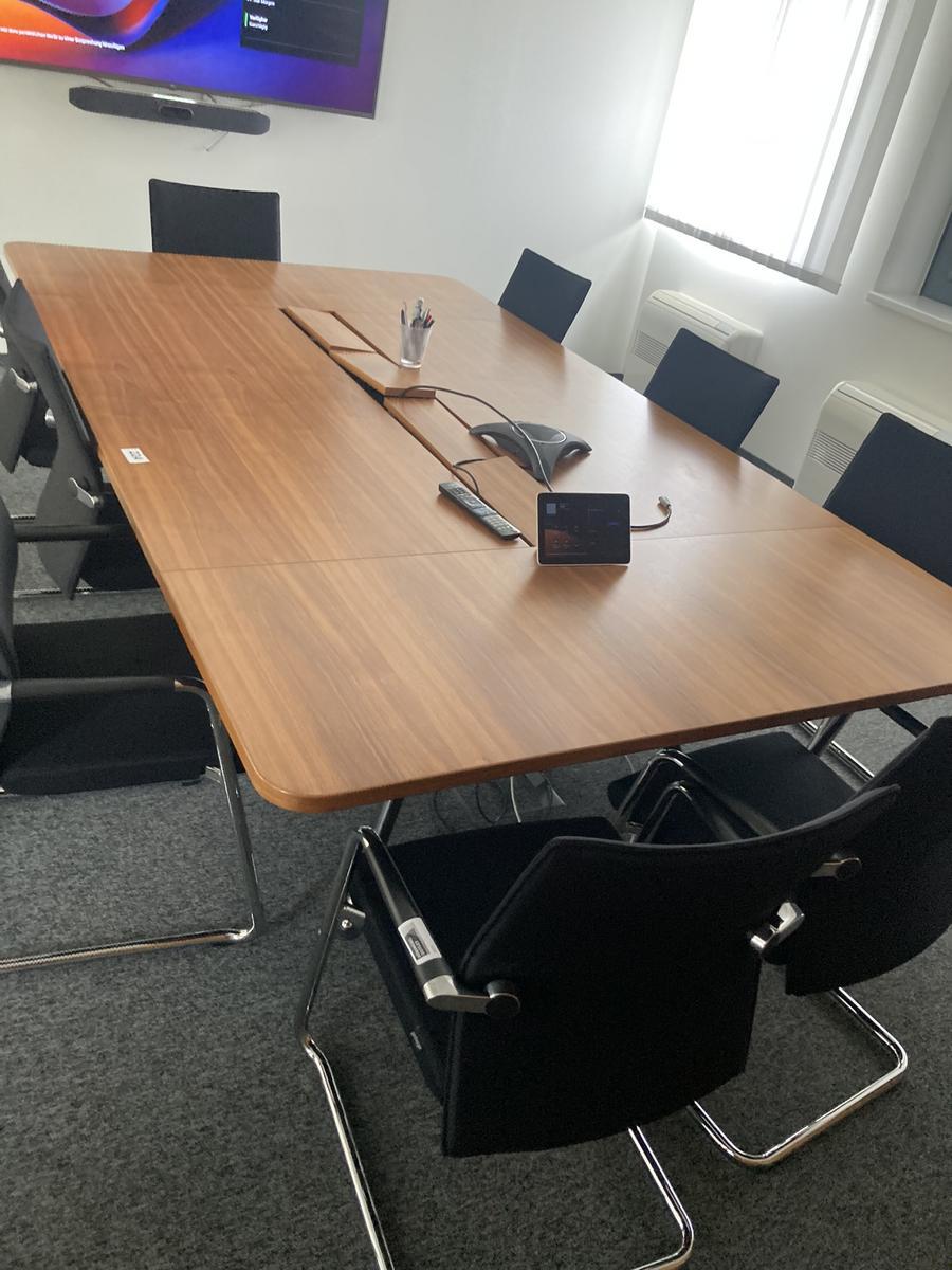 Konferenztisch, Ma&szlig;e ca. L 280 x 160 cm inkl EDV-Konsolen mit 9 Stk. Freischwinger-St&uuml;hlen Fabrikat Birsberger?d=2026-07-28 18:37:58