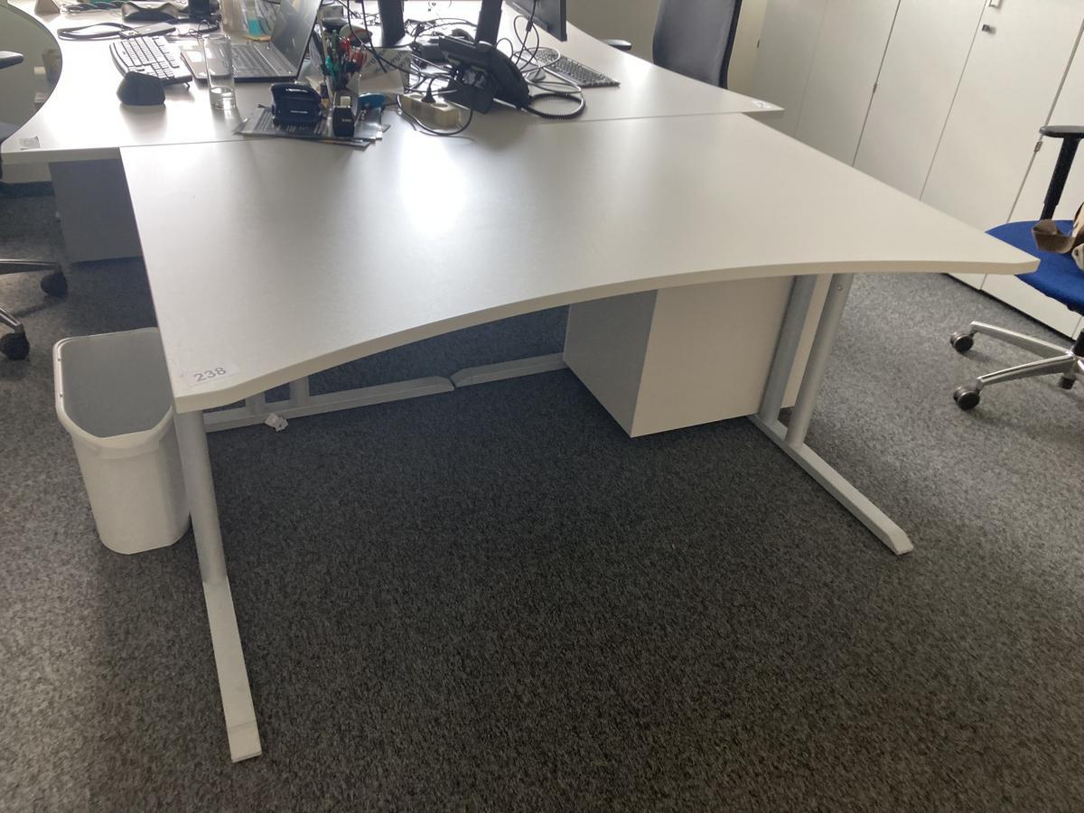 Schreibtisch ohne R&uuml;ckwand, geschwungen, Ma&szlig;e: ca. 160 x 85 x 100 cm + Beistelltisch?d=2026-07-28 18:38:53