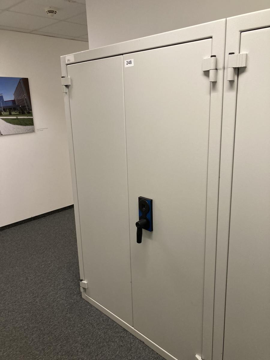 Feuerfester Akten- und Wertpapierschrank, Ma&szlig;e: ca. 126 x 60 x 195 cm