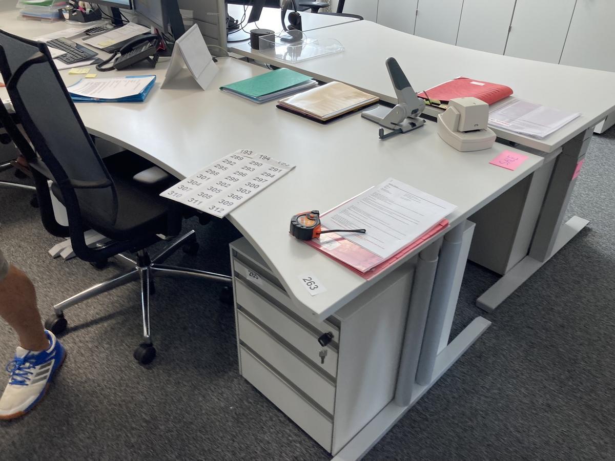 Schreibtisch ohne R&uuml;ckwand, geschwungen, Ma&szlig;e: ca. 160 x 85 x 100 cm + Beistelltisch?d=2026-07-28 18:39:08