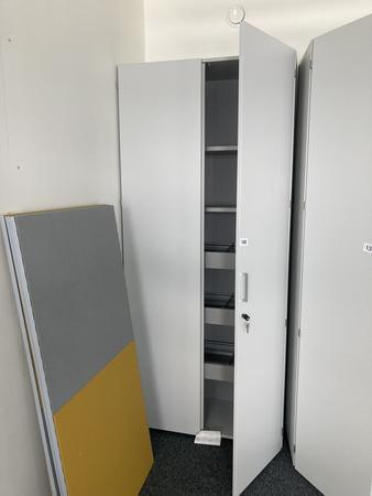 Aktenschrank mit H�ngeregisterausz�gen, Ma�e: ca. B 100 x 45 x 230 cm