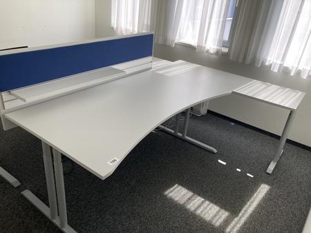 Schreibtisch mit R�ckwand, geschwungen, Ma�e: ca. 160 x 85 x 100 cm
