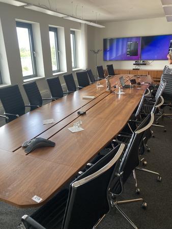 Konferenztisch, 10teilig mit EDV-Konsolen, Ma�e ca. 660 x 160 cm