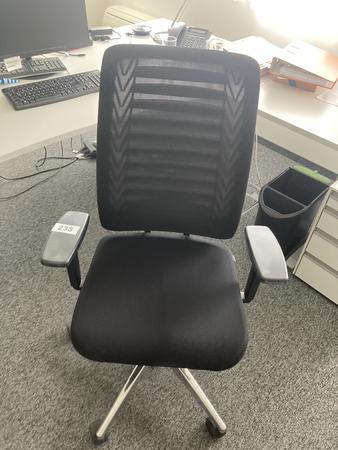 B�rodrehstuhl mit Armlehnen