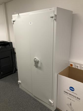 Feuerfester Akten- und Wertpapierschrank, Ma�e: ca. 120 x 60 x 195 cm