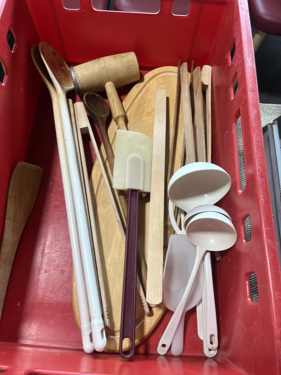 Box mit Kochl&ouml;ffeln und Kochbehelfen?d=2026-07-28 18:38:36