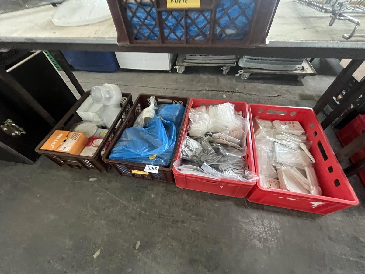 4 Kunststoffkisten bef&uuml;llt mit Party-Einweggeschirr usw.?d=2026-07-28 19:42:16