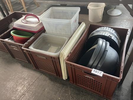 4 Boxen mit Kunststoff-GN-Sch�sseln und Partygeschirr