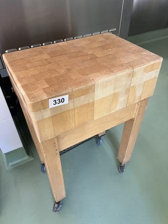Hackstock in Holz kaum gebraucht mit Rollen ca. 60/40/90 cm